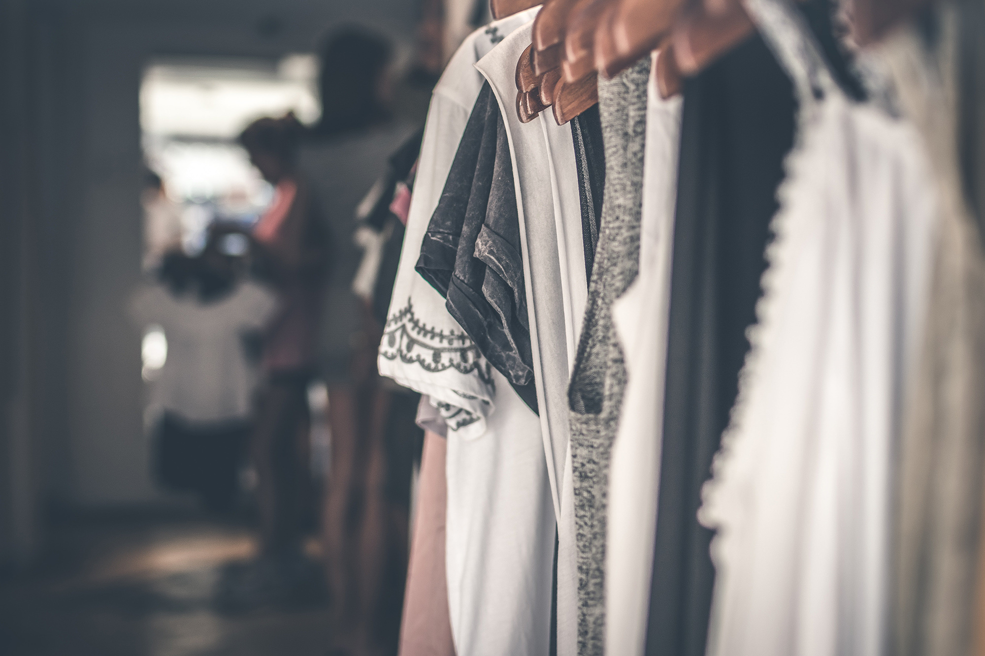 Ropa de verano: qu� prendas debes lavar antes de guardar la de invierno (y cu�les antes de estrenar)